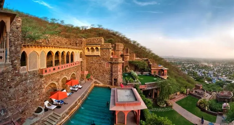 Places to Visit Between Delhi and Jaipur